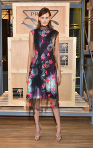 Amanda+Murphy+Prada+Presents+Prada+Linea+Rossa+4wDvq9gt_nDx.jpg
