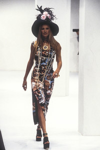 1973813259_DolceGabbana1993WomenRTW65.thumb.jpg.df56b57bbd81b6a9e723604a397b5a41.jpg