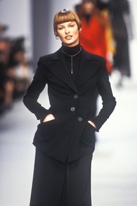 1977378937_KarlLagerfeld1993WomenRTW58.thumb.jpg.4fc75df7124b9b03d1fe3e3163f2a38f.jpg