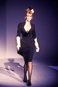 1992602071_ThierryMugler1995WomenRTW13.thumb.jpg.acdf85954abeb869afc5a60e5ecce951.jpg