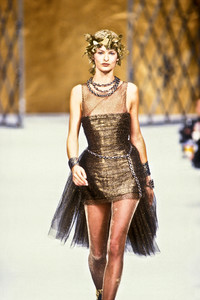 1997772566_Chanel1993HauteCouture214.thumb.jpg.d3cbd3b7067923d2aa9d89212ff6aa0d.jpg