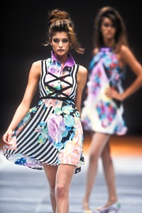 2023900366_Versace1992WomenRTW23.thumb.jpg.7cc6aa8a05d4573c58425bb0db2f7fdb.jpg