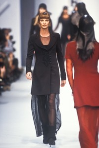 2055135868_KarlLagerfeld1993WomenRTW39.thumb.jpg.3265ccf4395d9603b5c0fdffaca75fc5.jpg