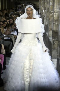 2057241792_Chanel2003HauteCouture409.thumb.jpg.b462d14abbce8221492d939fa5bb4a8d.jpg