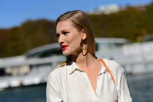 Toni+Garrn+Le+Defile+L+Oreal+Paris+Front+Row+ETAmKO-jdKhx.jpg