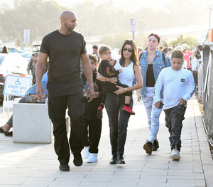 Kourtney+Kardashian+out+-bHifTox4_Fx.jpg