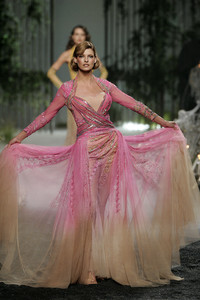 2140949749_ChristianDior2005HauteCouture41.thumb.jpg.825321cbf8eb5f3c7ba14e20199cc0de.jpg