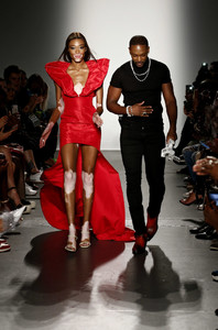 Winnie+Harlow+Laquan+Smith+Runway+September+vgDVghedzhxx.jpg