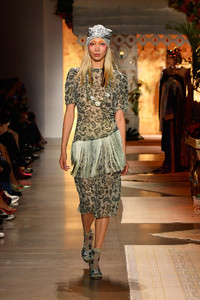 Soo+Joo+Park+Anna+Sui+Runway+September+2018+ueLg9bV1JnYx.jpg