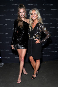 297861500_JosephineSkriverMaybellinexNewYorkFashionoZknSaZwA5zx.thumb.jpg.be31186c7da0974eb89c43cdcbed5607.jpg