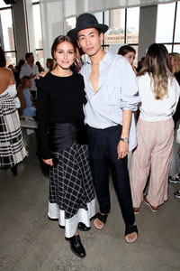 Olivia+Palermo+Self+Portrait+Front+Row+September+L1CTK08QvrBx.jpg