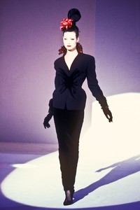 315403086_ThierryMugler1995WomenRTW10.thumb.jpg.14a4c763e50b0443420aeb15258c2103.jpg