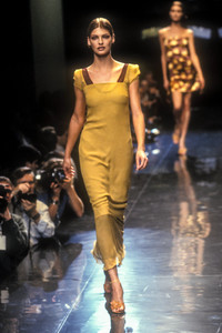 317760526_VersusbyDonatella1997WomenRTW77.thumb.jpg.0f24d278a218d7008af0a9deb4bb1b88.jpg