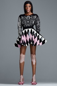32-fausto-puglisi-fall-ready-to-wear-2018.thumb.jpg.791914bceb26b3f9739aeafe04366587.jpg