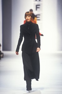 328333564_KarlLagerfeld1993WomenRTW57.thumb.jpg.0b5229d2fe0b4bae7c46c266683b5102.jpg