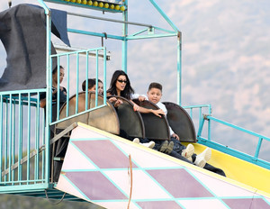 Kourtney+Kardashian+out+_zxkGLkNy5ix.jpg