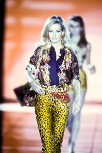 339770758_Versace1992WomenRTW68.thumb.jpg.030761b5046b47a937e641c9250f7fed.jpg