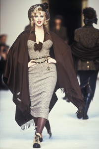 340266079_Chanel1992WomenRTW50.thumb.jpg.a356fbc1ea13c93f5dcba8110ddc46e9.jpg