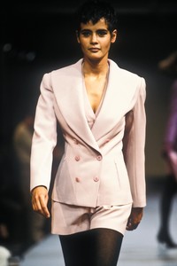 346496057_AzzedineAlaia1990WomenRTW47.thumb.jpg.d90e9b2b407c392e737305f55e1155ee.jpg