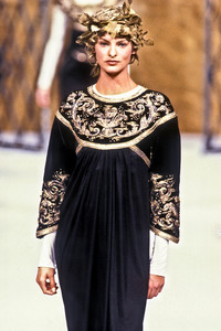 34971591_Chanel1993HauteCouture250.thumb.jpg.3c44adf4275a7fa77792e93d26225623.jpg