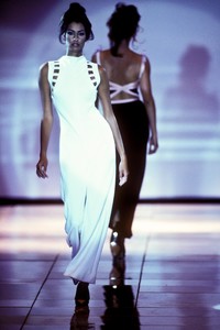 386091453_Versace1992WomenRTW33.thumb.jpg.e9e957cc75fcf19889ee2da67adba6cf.jpg