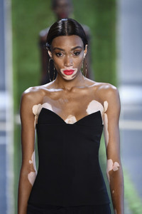 388120995_WinnieHarlowCushnieEtOchsRunwaySeptember9GTXhWX-U7Lx.thumb.jpg.63d35f5aaf5443d4934834e8a623c799.jpg