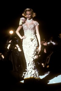 412414265_ThierryMugler1995WomenRTW96.thumb.jpg.9e5df13d47e1950e44ae5e9a89bf0b53.jpg