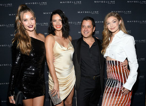 421482873_JosephineSkriverMaybellinexNewYorkFashionuALTVw-zFUpx.thumb.jpg.9e47ea076236e27c603f3ecc3eda9fff.jpg