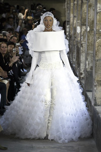 442826196_Chanel2003HauteCouture403.thumb.jpg.dd4b71b619e3fda7396927d4f64493ea.jpg