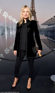 4546360-6207157-Looking_good_Kate_Moss_44_exuded_supermodel_chic_in_a_statement_-m-80_1537910356914.jpg