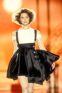 456878886_GianniVersace1994HauteCouture4.thumb.jpg.e24a580a14a4d8dd306bfb8bd254dd79.jpg