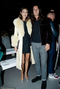 4623646-6220849-Looking_good_The_former_Popworld_host_complemented_her_striking_-a-5_1538222208272.jpg