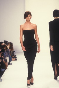 471129996_CalvinKlein1995WomenRTW43.thumb.jpg.90b798b0109bfb86b1c6665fa8b5f132.jpg