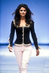 484606120_Versace1992WomenRTW26.thumb.jpg.a4b3360c3baf7d8e93eb62063b11eecd.jpg