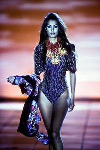 490614080_Versace1992WomenRTW57.thumb.jpg.be7acf84b6f9e362c4940d71003badea.jpg