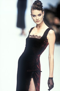 493603436_ChristianDior1996WomenRTW169.thumb.jpg.b9e5398369ea7b79563209029f592020.jpg