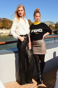 Toni+Garrn+Le+Defile+L+Oreal+Paris+Front+Row+tkBWePNURAUx.jpg