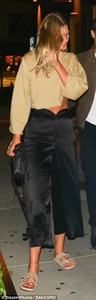 4FC8020E00000578-6138915-Naturally_radiant_Showcasing_her_striking_beauty_the_catwalk_que-m-25_1536240475267.jpg