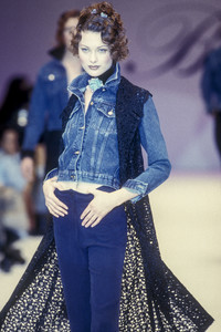 505940705_Blumarine1993WomenRTW60.thumb.jpg.4136f6321ba2ad31bd688681d5ed554f.jpg