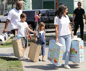 506BACF000000578-6186951-Giving_back_Kourtney_Kardashian_showed_two_of_her_kids_Penelope_-a-42_1537405927070.jpg