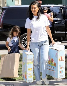 506BC12700000578-6186951-Charity_work_The_39_year_old_reality_television_personality_and_-a-39_1537405926501.jpg