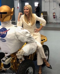 507A7B0600000578-6191199-Fun_time_Ivanka_crossed_her_legs_and_rested_her_elbow_on_a_space-a-7_1537491146453.jpg