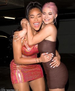 5080F3B500000578-6193709-So_close_Kylie_Jenner_helped_her_best_friend_Jordyn_Woods_celebr-a-3_1537553051174.thumb.jpg.5c1617f0ecb926a188b6c1a3cd9206ba.jpg