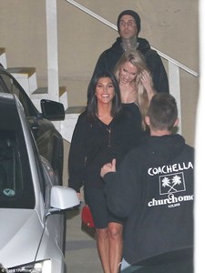50B81B6500000578-6213469-Buddies_Kourtney_Kardashian_headed_to_a_late_night_Hillsong_chur-a-3_1538032816588.thumb.jpg.70cd59f3270b5204b8206c11f777b4d9.jpg