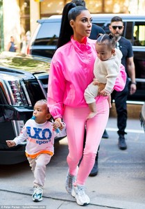 50D17EFE00000578-6222473-Oh_mama_Kim_Kardashian_is_not_usually_seen_with_all_three_of_her-m-67_1538247446580.jpg