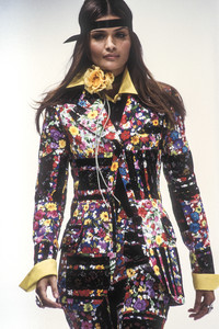 522421986_DolceGabbana1993WomenRTW78.thumb.jpg.08bd052b365052ddf8b2e81fbdd9173f.jpg