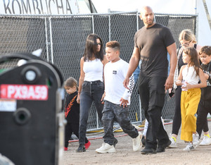 Kourtney+Kardashian+out+yGYa7V4th3Gx.jpg