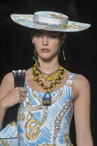 Moschino+Spring+2019+Details+7yi39HDFQ2Ox.jpg