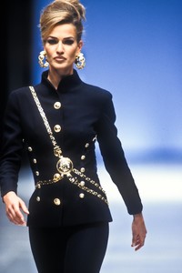 575916407_Versace1992WomenRTW27.thumb.jpg.46767d2a4a5765f7b7a9edb5c8fbd8f5.jpg