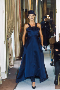 641729548_Chanel1996HauteCouture49.thumb.jpg.5d6756b2688b5b38d489f7d2dfcde408.jpg